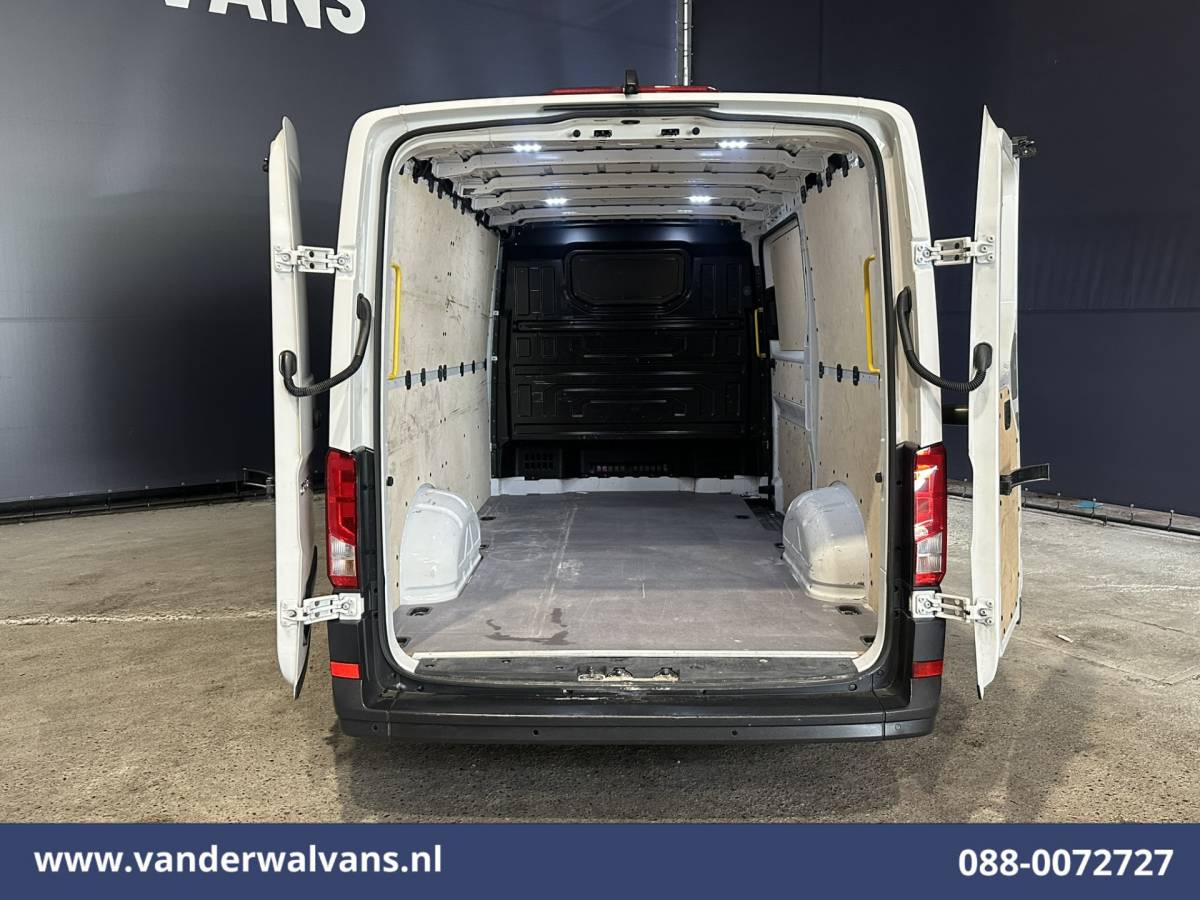 Volkswagen Crafter Volkswagen Crafter 2.0 TDI 141pk L3H2 L2H1 Euro6 Airco | Camera | Apple Carplay | Android Auto Parkeersensoren, Bijrijdersbank