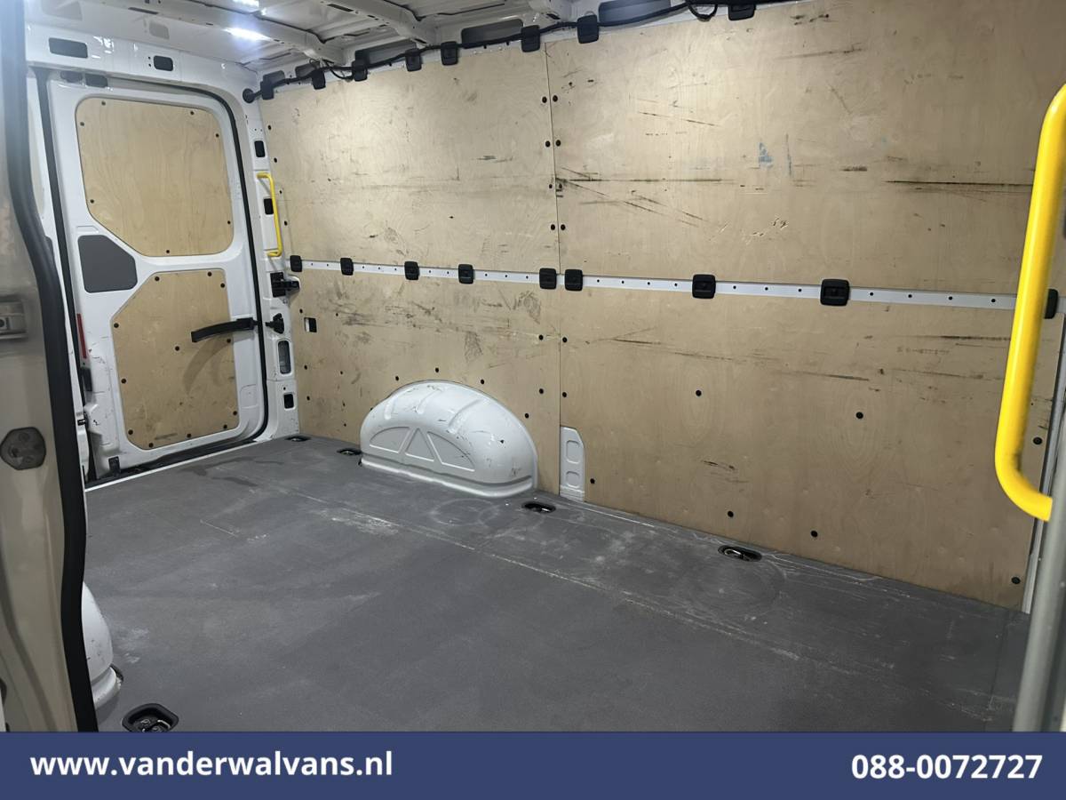 Volkswagen Crafter Volkswagen Crafter 2.0 TDI 141pk L3H2 L2H1 Euro6 Airco | Camera | Apple Carplay | Android Auto Parkeersensoren, Bijrijdersbank