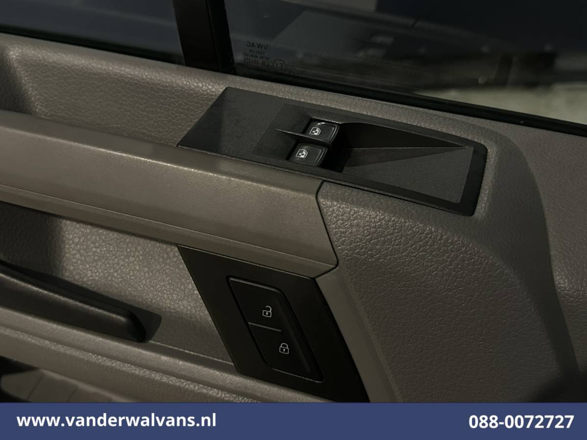 Volkswagen Crafter Volkswagen Crafter 2.0 TDI 141pk L3H2 L2H1 Euro6 Airco | Camera | Apple Carplay | Android Auto Parkeersensoren, Bijrijdersbank