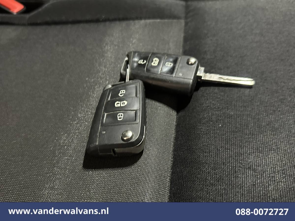 Volkswagen Crafter Volkswagen Crafter 2.0 TDI 141pk L3H2 L2H1 Euro6 Airco | Camera | Apple Carplay | Android Auto Parkeersensoren, Bijrijdersbank