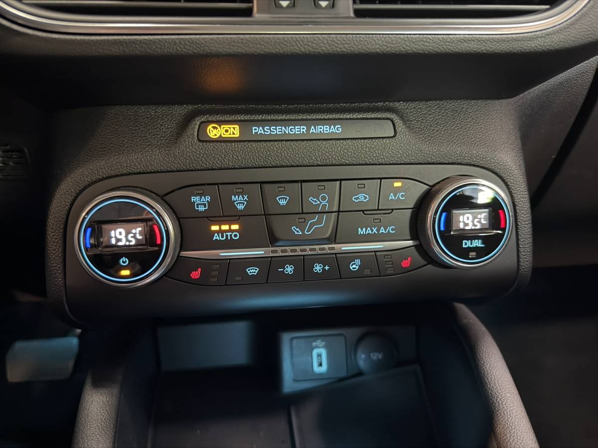 Ford Focus Ford Focus Wagon 1.0 EcoBoost Titanium Business Airco ECC | StuurStoel Verwarming | Camera | Keyless | Adaptive Cruise | Isofix | NAP