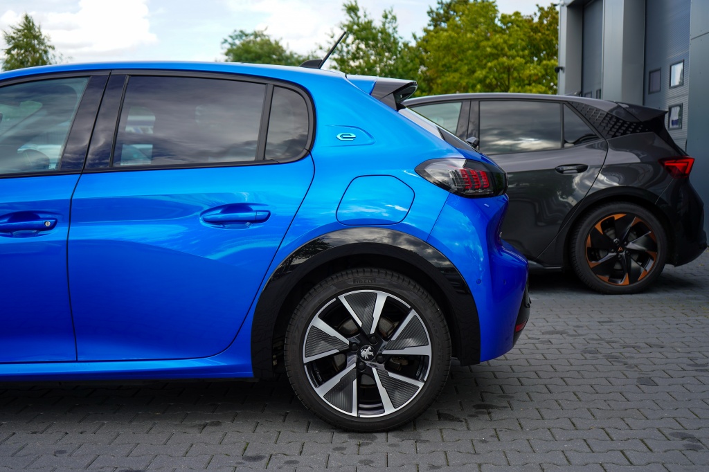Peugeot e-208 Peugeot e-208 GT 350 50 kWh | 91,54% SOH | Pano | Stoelverwarming | 360 Camera
