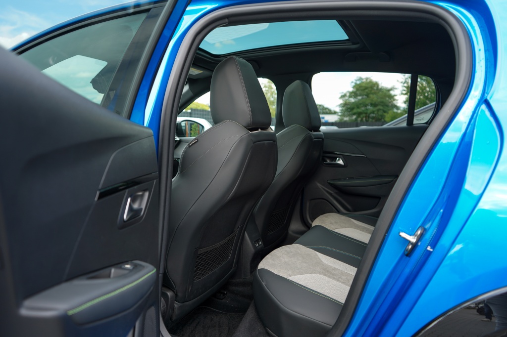 Peugeot e-208 Peugeot e-208 GT 350 50 kWh | 91,54% SOH | Pano | Stoelverwarming | 360 Camera