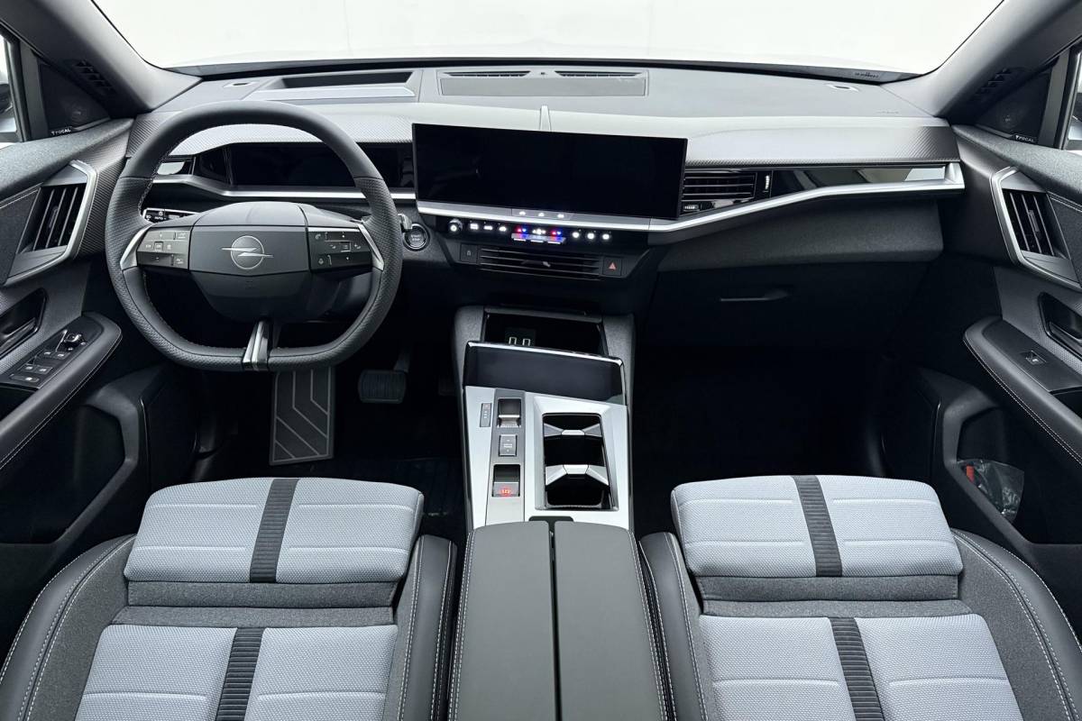 Opel Grandland Opel Grandland Electric Business Edition 73 kWh | DEMO | 8 Jaar speciale garantie | Glazen schuif/kanteldak | Keyless | Stoel & Stuurverwarming | Camera | Lichtmetalen velgen