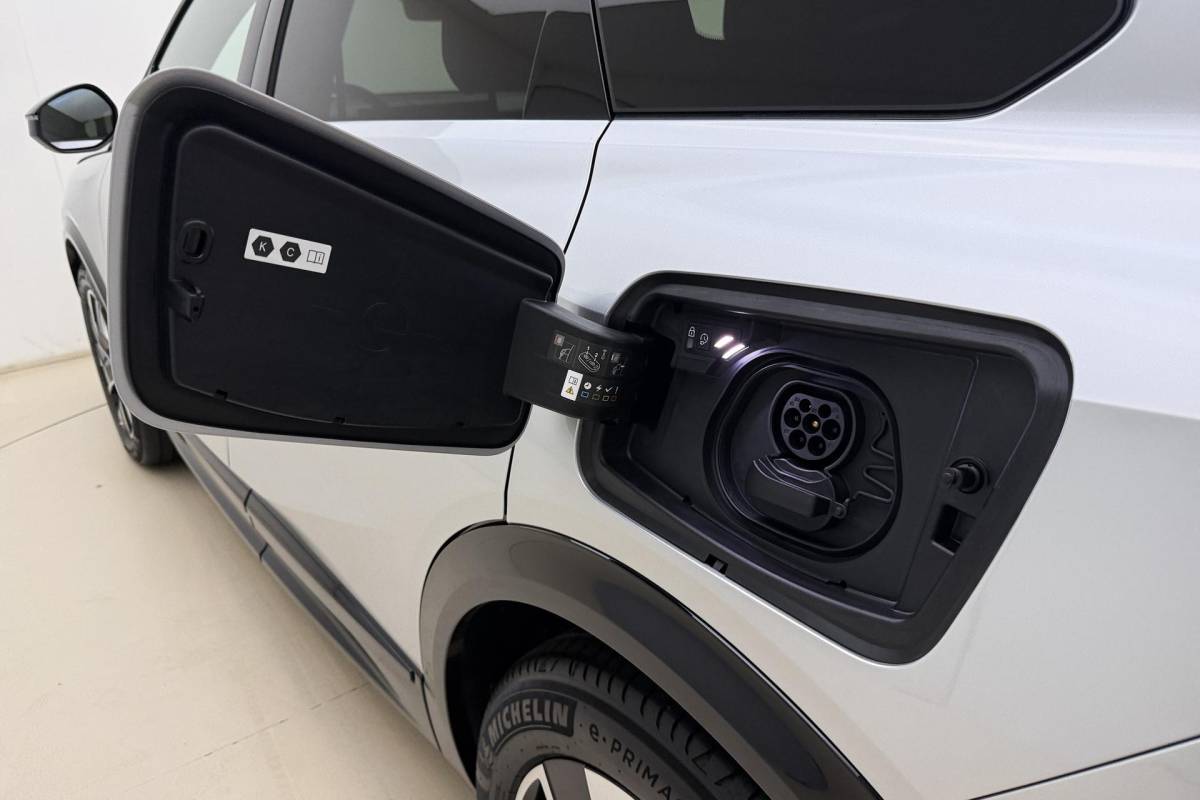 Opel Grandland Opel Grandland Electric Business Edition 73 kWh | DEMO | 8 Jaar speciale garantie | Glazen schuif/kanteldak | Keyless | Stoel & Stuurverwarming | Camera | Lichtmetalen velgen