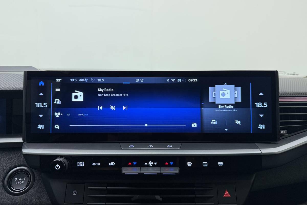 Opel Grandland Opel Grandland Electric Business Edition 73 kWh | DEMO | 8 Jaar speciale garantie | Glazen schuif/kanteldak | Keyless | Stoel & Stuurverwarming | Camera | Lichtmetalen velgen