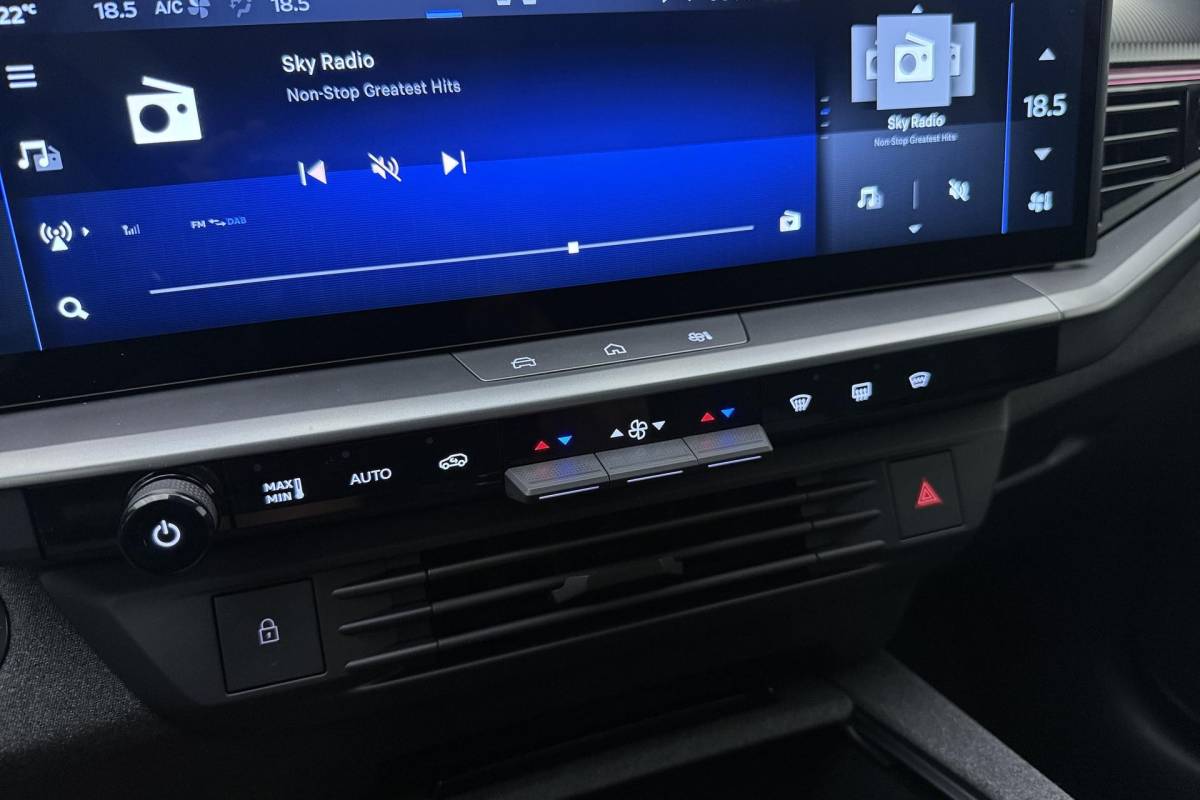 Opel Grandland Opel Grandland Electric Business Edition 73 kWh | DEMO | 8 Jaar speciale garantie | Glazen schuif/kanteldak | Keyless | Stoel & Stuurverwarming | Camera | Lichtmetalen velgen