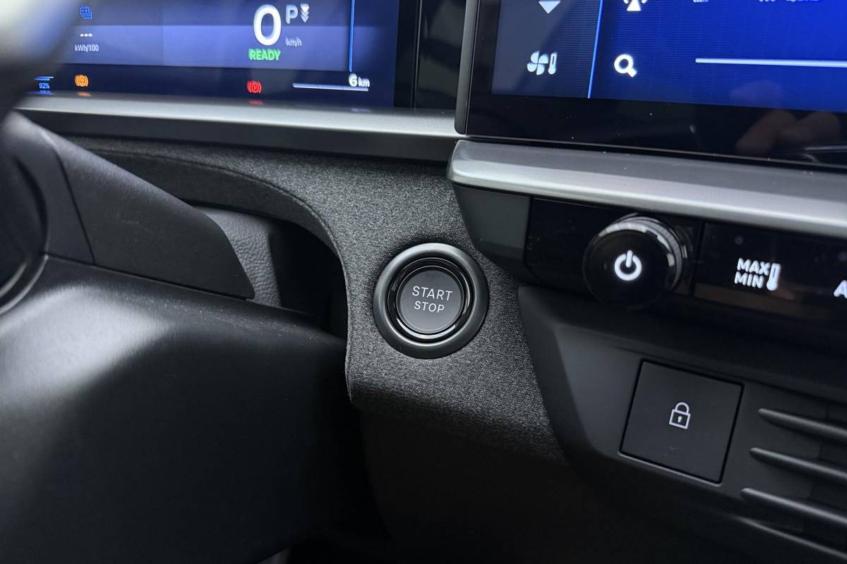 Opel Grandland Opel Grandland Electric Business Edition 73 kWh | DEMO | 8 Jaar speciale garantie | Glazen schuif/kanteldak | Keyless | Stoel & Stuurverwarming | Camera | Lichtmetalen velgen