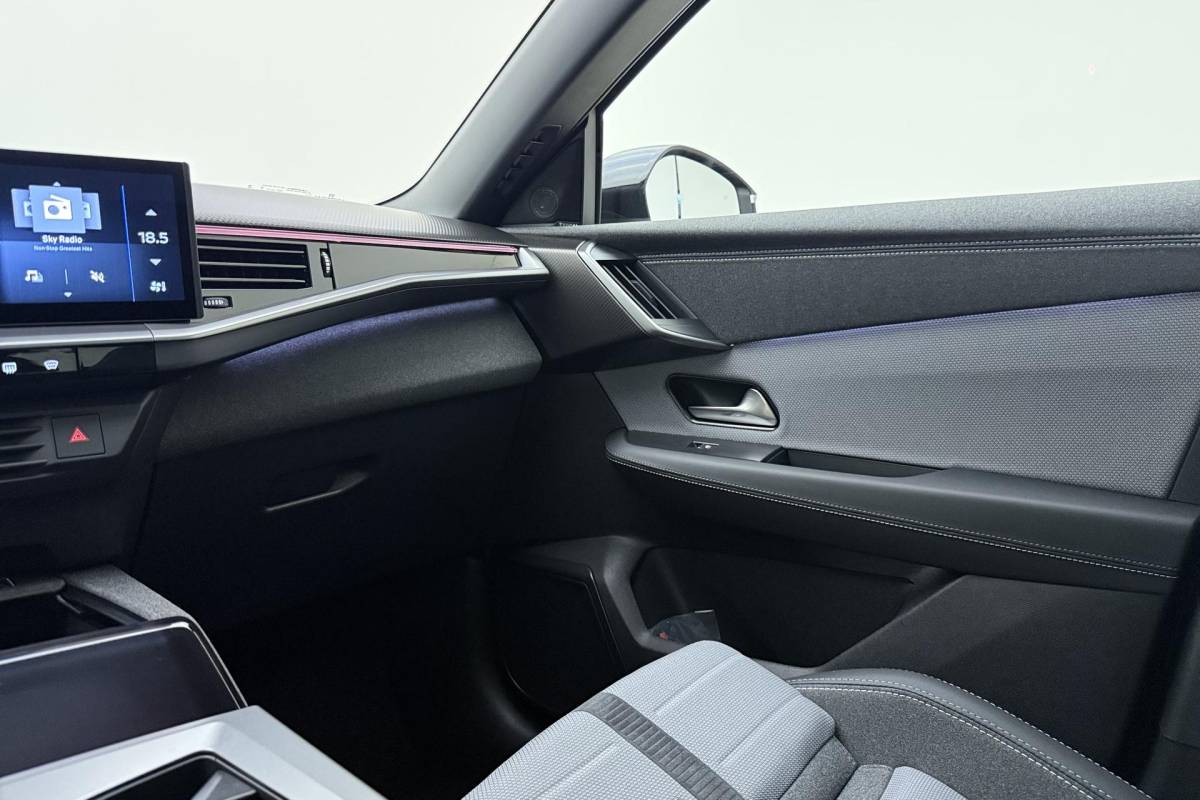 Opel Grandland Opel Grandland Electric Business Edition 73 kWh | DEMO | 8 Jaar speciale garantie | Glazen schuif/kanteldak | Keyless | Stoel & Stuurverwarming | Camera | Lichtmetalen velgen
