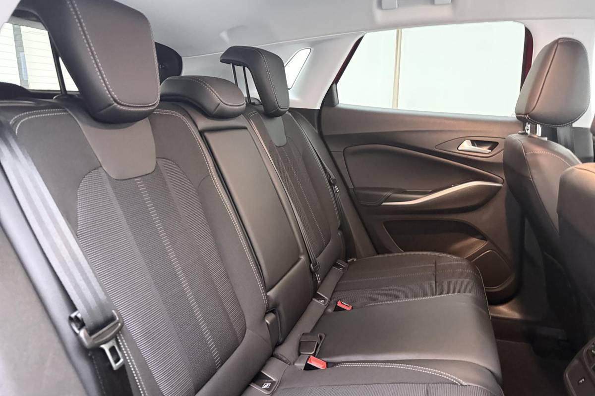 Opel Grandland Opel Grandland 1.2 Turbo GS Automaat | Stoel & Stuurverwarming | Camera | Navigatie via Carplay | Zwart dak | Dakrails | Keyless | Voorruitverwarming