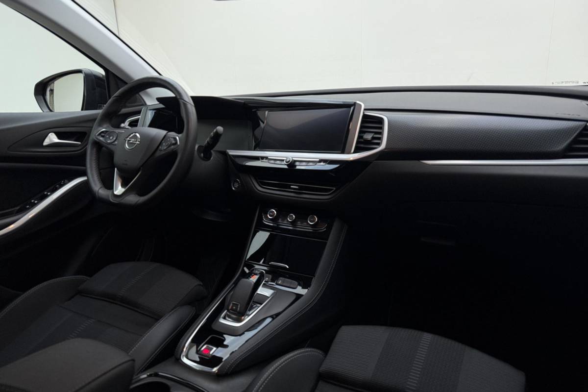 Opel Grandland Opel Grandland 1.2 Turbo GS Automaat | Stoel & Stuurverwarming | Camera | Navigatie via Carplay | Zwart dak | Dakrails | Keyless | Voorruitverwarming