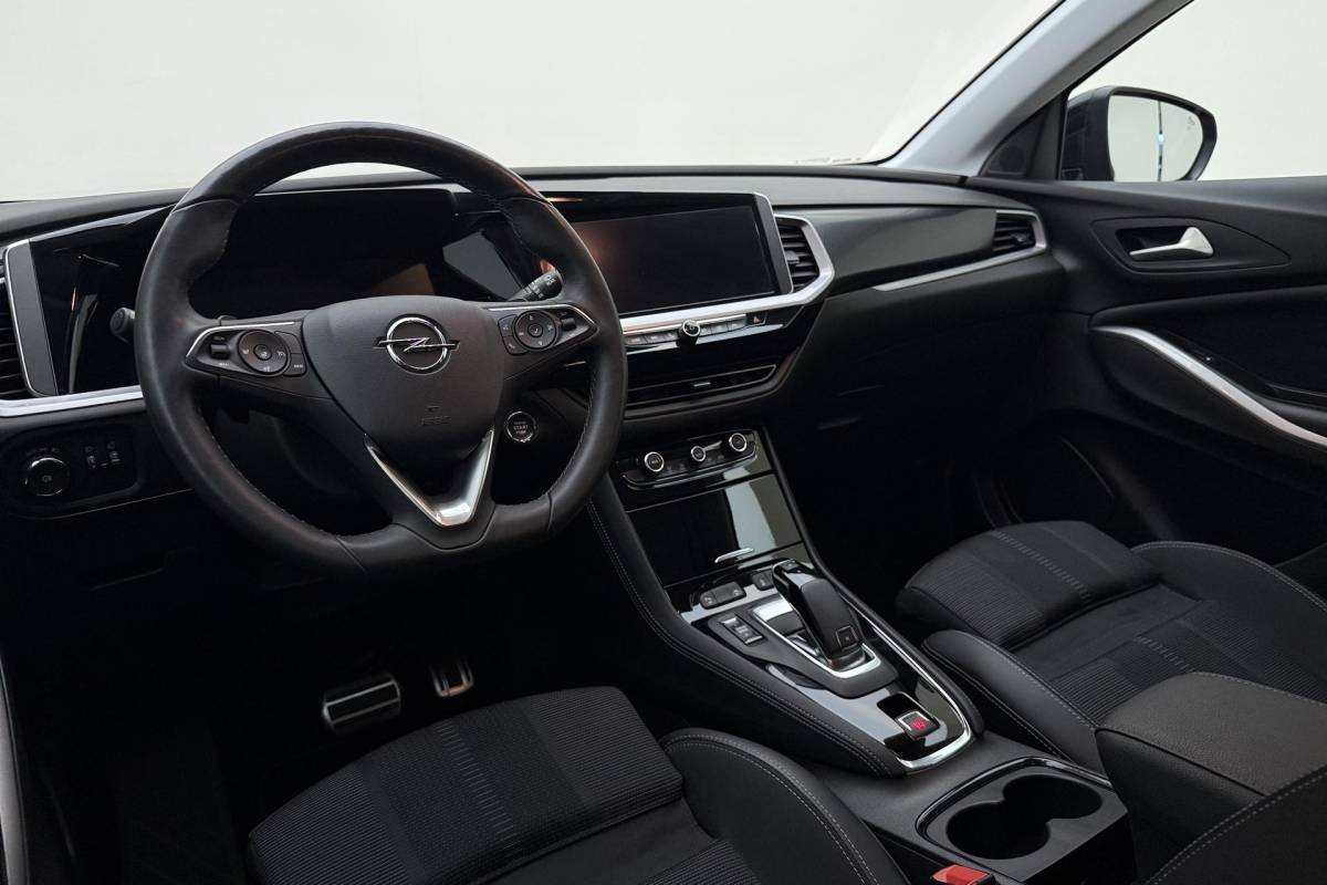 Opel Grandland Opel Grandland 1.2 Turbo GS Automaat | Stoel & Stuurverwarming | Camera | Navigatie via Carplay | Zwart dak | Dakrails | Keyless | Voorruitverwarming