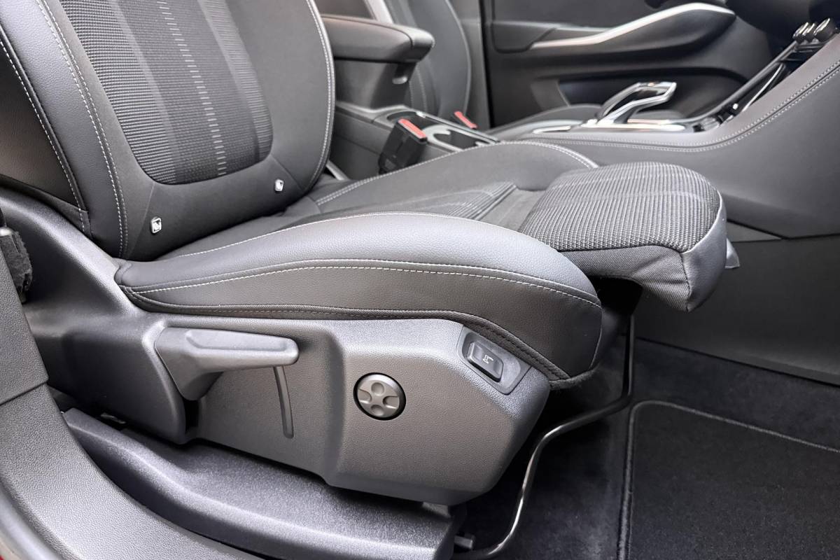 Opel Grandland Opel Grandland 1.2 Turbo GS Automaat | Stoel & Stuurverwarming | Camera | Navigatie via Carplay | Zwart dak | Dakrails | Keyless | Voorruitverwarming