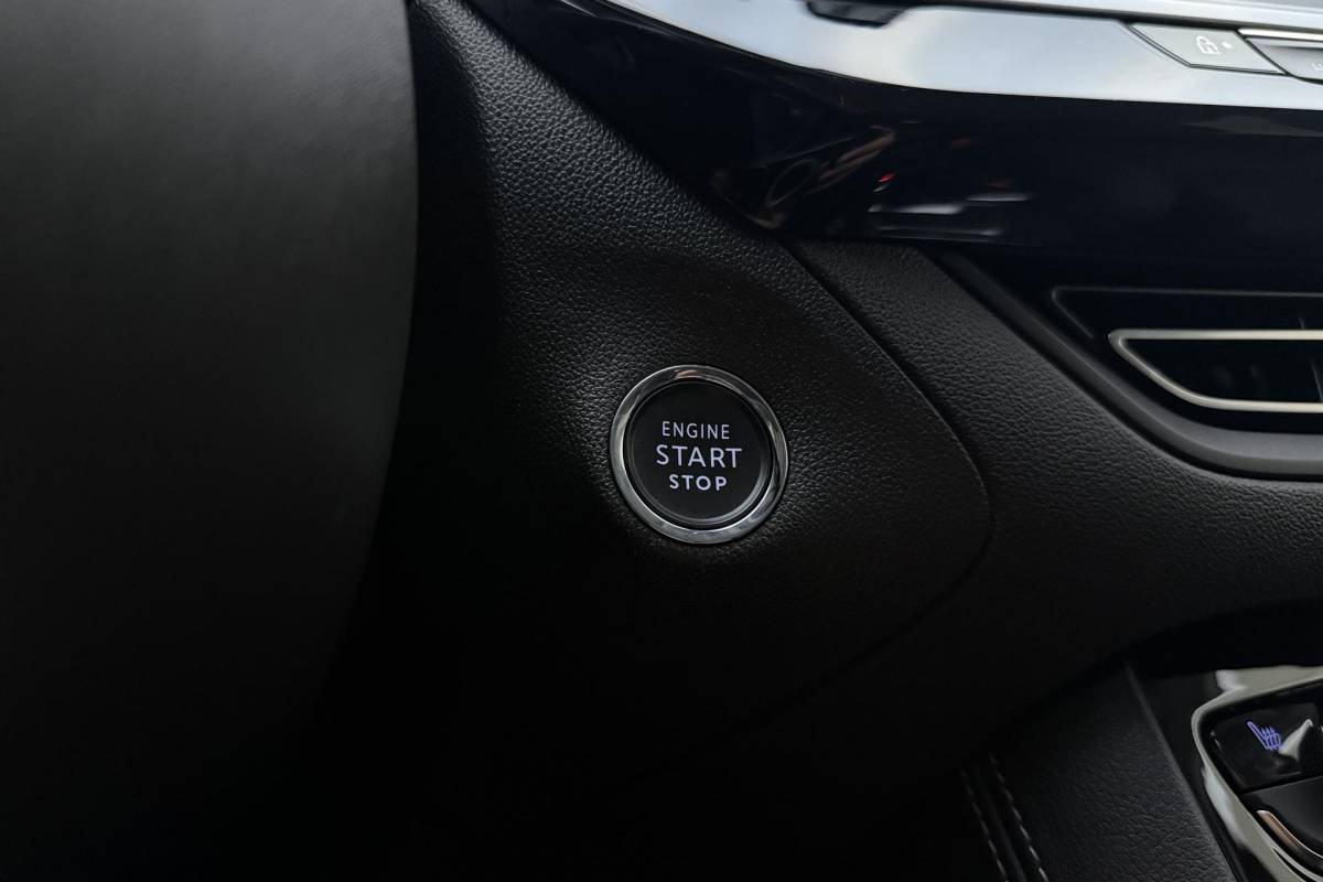 Opel Grandland Opel Grandland 1.2 Turbo GS Automaat | Stoel & Stuurverwarming | Camera | Navigatie via Carplay | Zwart dak | Dakrails | Keyless | Voorruitverwarming