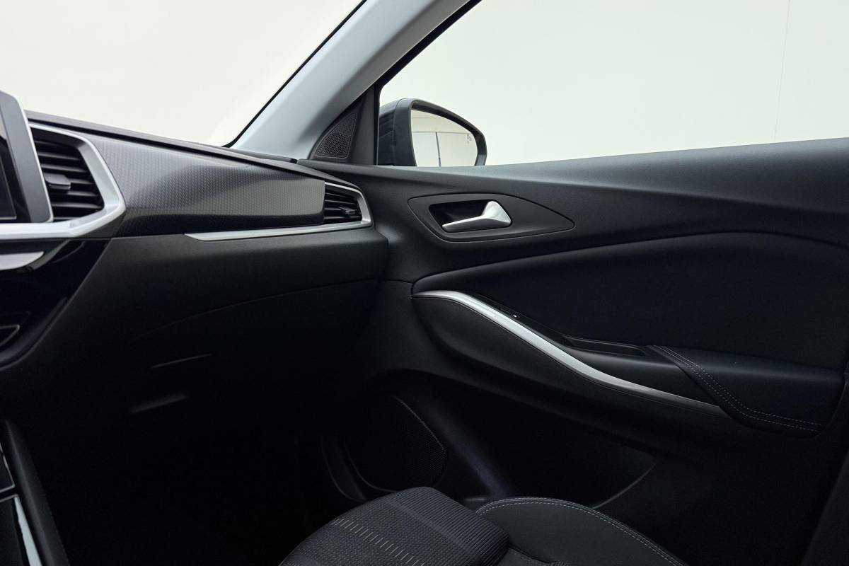 Opel Grandland Opel Grandland 1.2 Turbo GS Automaat | Stoel & Stuurverwarming | Camera | Navigatie via Carplay | Zwart dak | Dakrails | Keyless | Voorruitverwarming