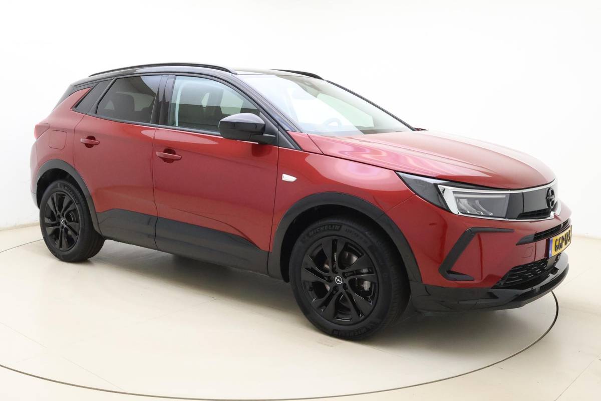 Opel Grandland Opel Grandland 1.2 Turbo GS Automaat | Stoel & Stuurverwarming | Camera | Navigatie via Carplay | Zwart dak | Dakrails | Keyless | Voorruitverwarming