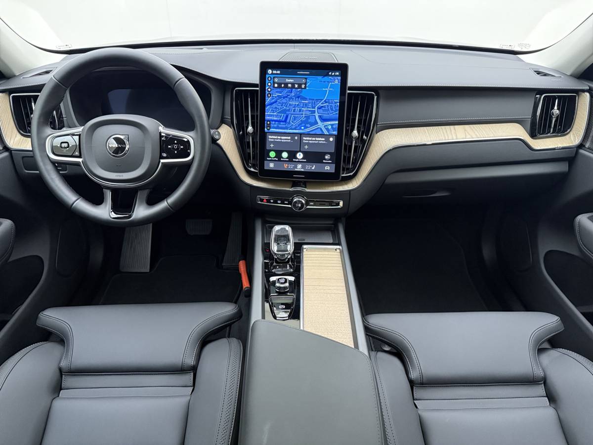 Volvo XC60 Volvo XC60 T6 350pk AWD Ultra Dark / Luchtvering / Trekhaak / Head-Up / 360 Camera / 20” / Full-LED / Lederen Dashboard / Elektr. Stoelen /