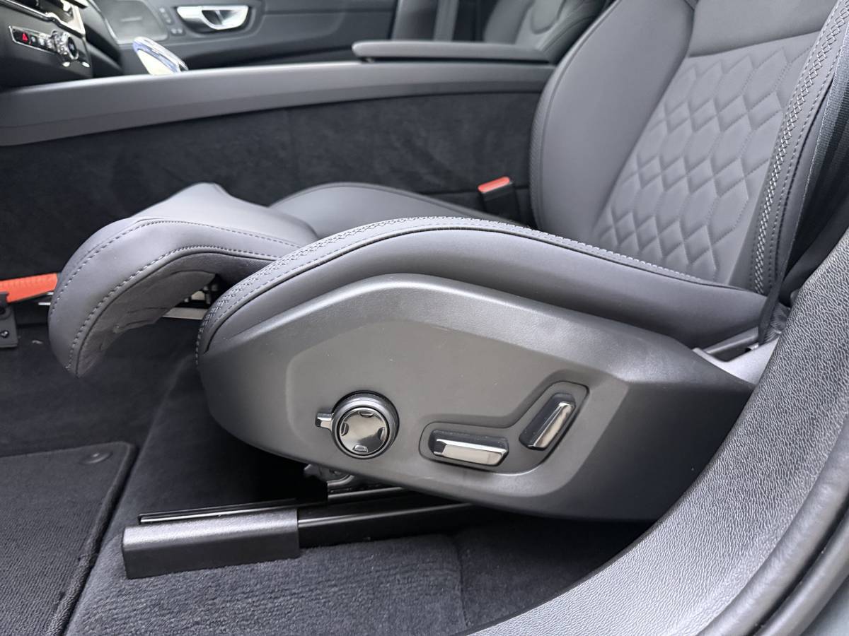 Volvo XC60 Volvo XC60 T6 350pk AWD Ultra Dark / Luchtvering / Trekhaak / Head-Up / 360 Camera / 20” / Full-LED / Lederen Dashboard / Elektr. Stoelen /
