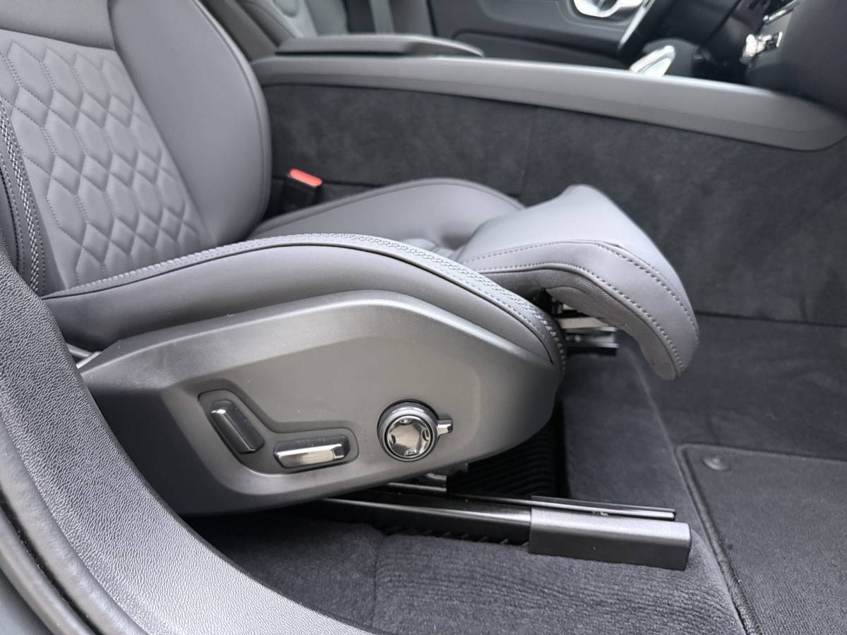 Volvo XC60 Volvo XC60 T6 350pk AWD Ultra Dark / Luchtvering / Trekhaak / Head-Up / 360 Camera / 20” / Full-LED / Lederen Dashboard / Elektr. Stoelen /