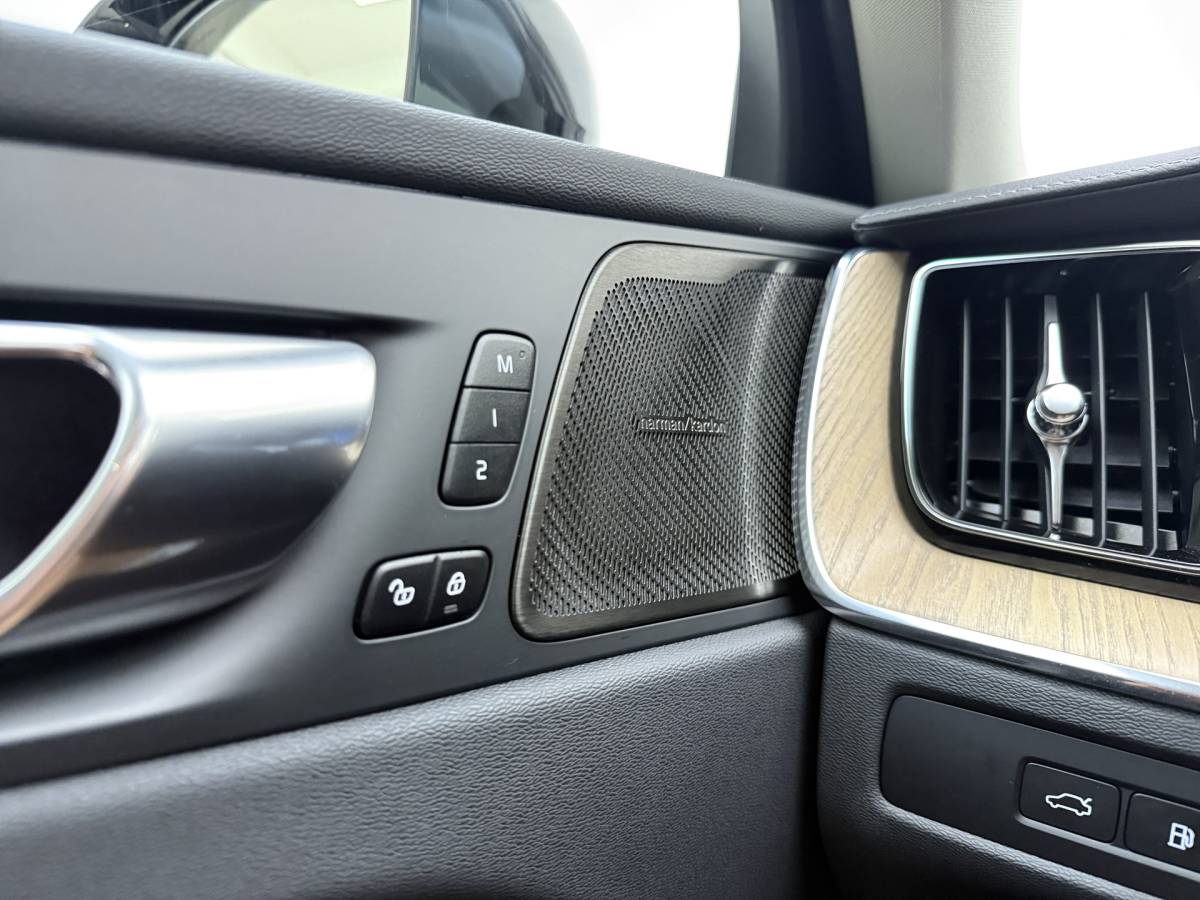 Volvo XC60 Volvo XC60 T6 350pk AWD Ultra Dark / Luchtvering / Trekhaak / Head-Up / 360 Camera / 20” / Full-LED / Lederen Dashboard / Elektr. Stoelen /