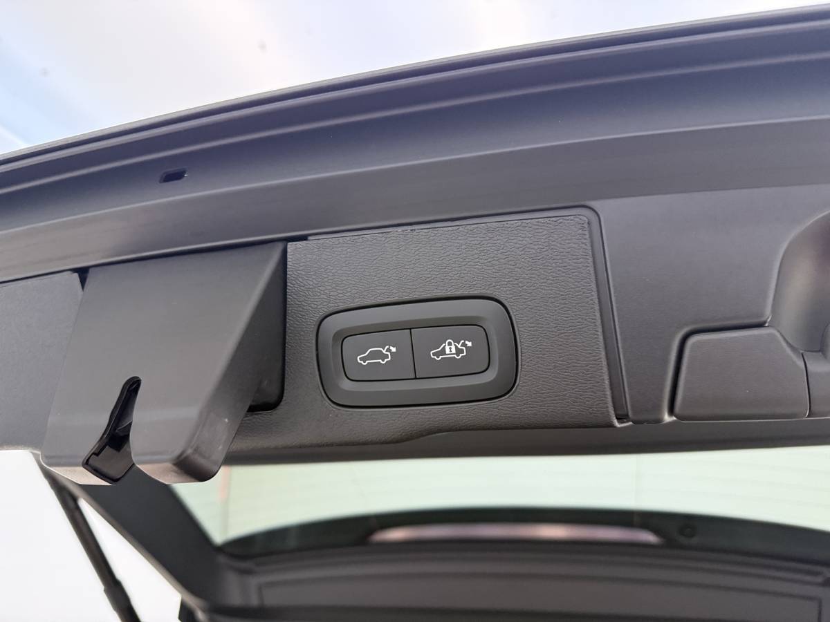Volvo XC60 Volvo XC60 T6 350pk AWD Ultra Dark / Luchtvering / Trekhaak / Head-Up / 360 Camera / 20” / Full-LED / Lederen Dashboard / Elektr. Stoelen /