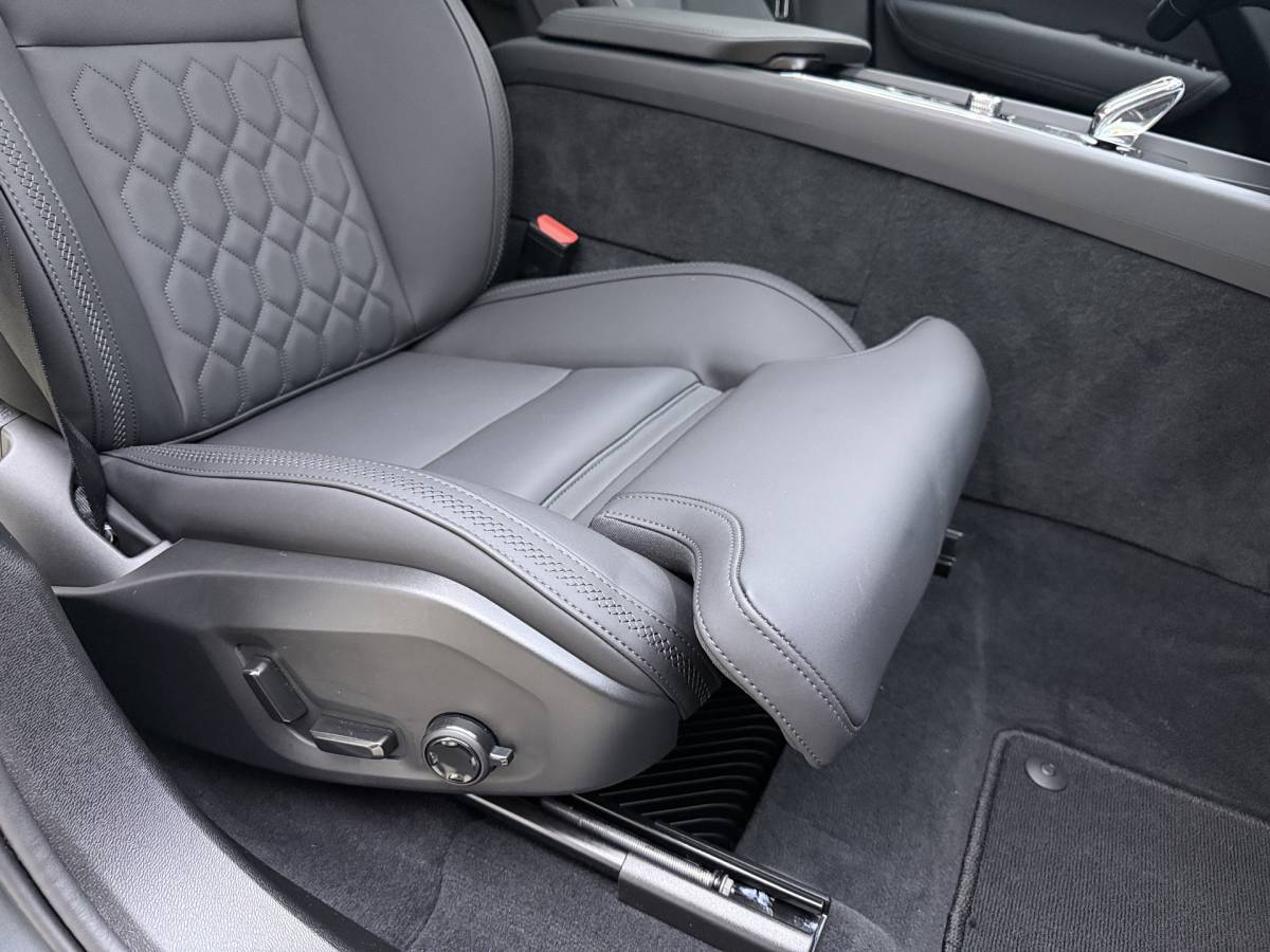 Volvo XC60 Volvo XC60 T6 350pk AWD Ultra Dark / Luchtvering / Trekhaak / Head-Up / 360 Camera / 20” / Full-LED / Lederen Dashboard / Elektr. Stoelen /