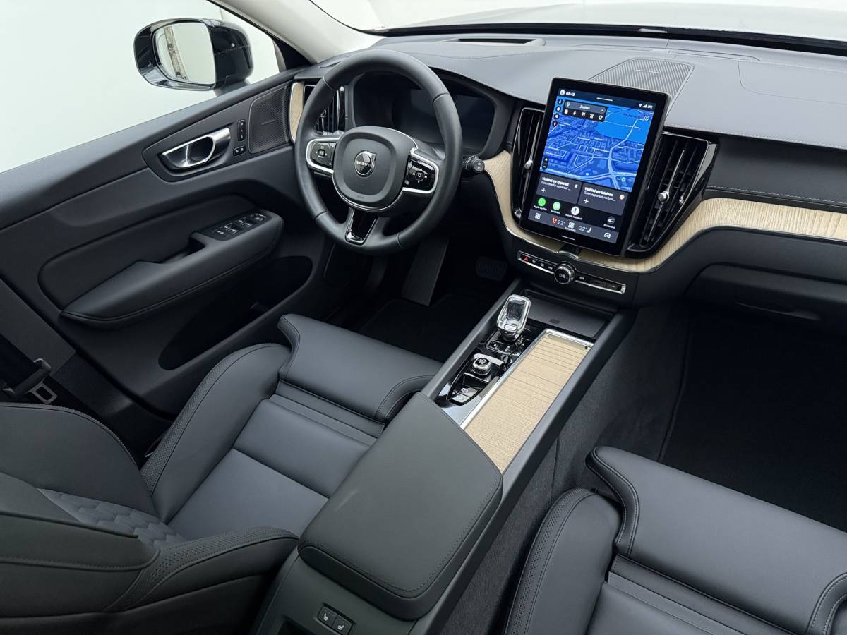 Volvo XC60 Volvo XC60 T6 350pk AWD Ultra Dark / Luchtvering / Trekhaak / Head-Up / 360 Camera / 20” / Full-LED / Lederen Dashboard / Elektr. Stoelen /