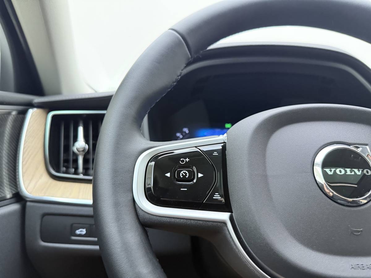 Volvo XC60 Volvo XC60 T6 350pk AWD Ultra Dark / Luchtvering / Trekhaak / Head-Up / 360 Camera / 20” / Full-LED / Lederen Dashboard / Elektr. Stoelen /