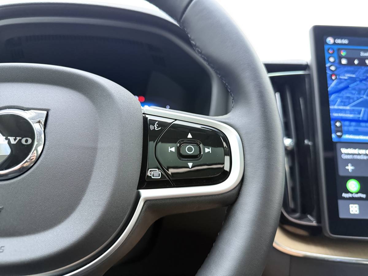 Volvo XC60 Volvo XC60 T6 350pk AWD Ultra Dark / Luchtvering / Trekhaak / Head-Up / 360 Camera / 20” / Full-LED / Lederen Dashboard / Elektr. Stoelen /