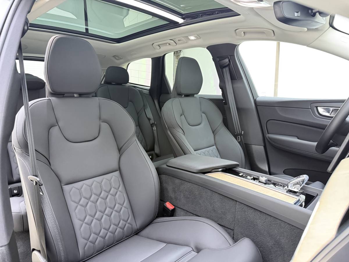 Volvo XC60 Volvo XC60 T6 350pk AWD Ultra Dark / Luchtvering / Trekhaak / Head-Up / 360 Camera / 20” / Full-LED / Lederen Dashboard / Elektr. Stoelen /