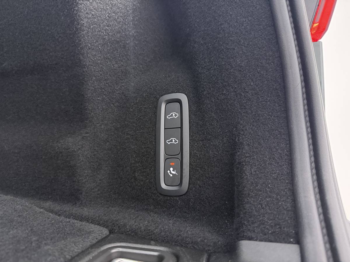 Volvo XC60 Volvo XC60 T6 350pk AWD Ultra Dark / Luchtvering / Trekhaak / Head-Up / 360 Camera / 20” / Full-LED / Lederen Dashboard / Elektr. Stoelen /