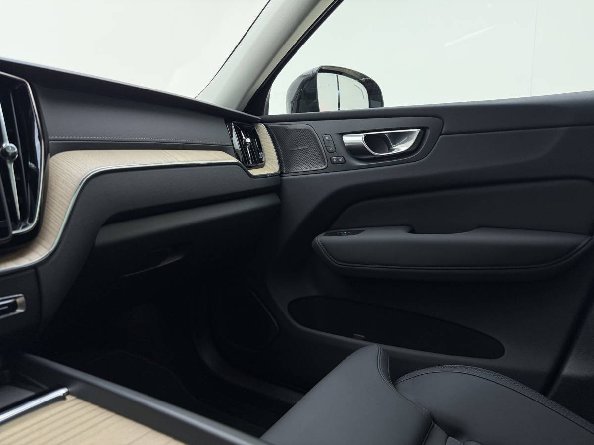 Volvo XC60 Volvo XC60 T6 350pk AWD Ultra Dark / Luchtvering / Trekhaak / Head-Up / 360 Camera / 20” / Full-LED / Lederen Dashboard / Elektr. Stoelen /