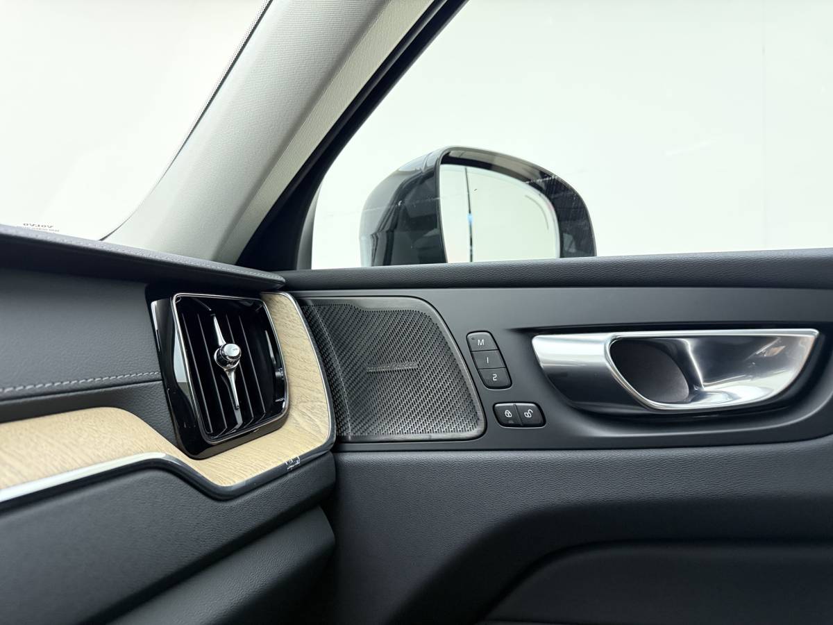 Volvo XC60 Volvo XC60 T6 350pk AWD Ultra Dark / Luchtvering / Trekhaak / Head-Up / 360 Camera / 20” / Full-LED / Lederen Dashboard / Elektr. Stoelen /
