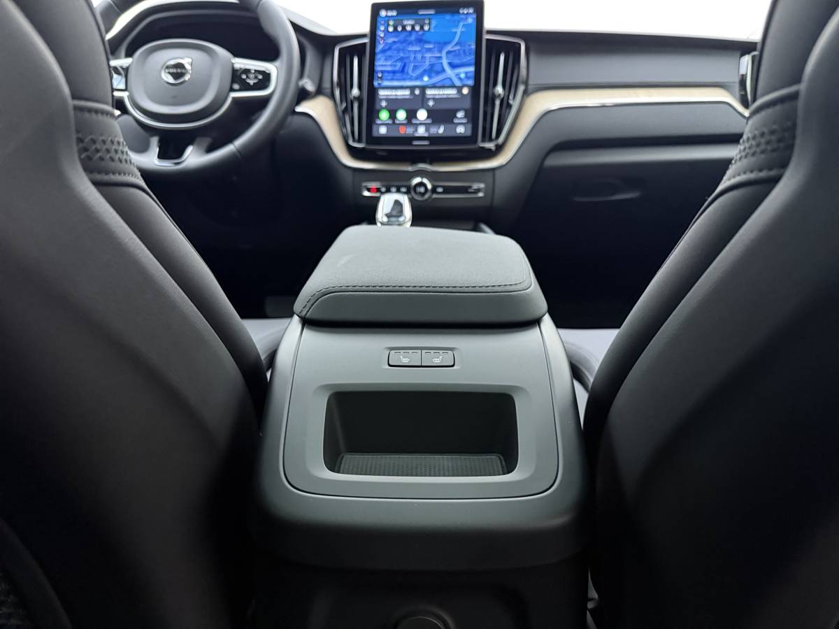 Volvo XC60 Volvo XC60 T6 350pk AWD Ultra Dark / Luchtvering / Trekhaak / Head-Up / 360 Camera / 20” / Full-LED / Lederen Dashboard / Elektr. Stoelen /