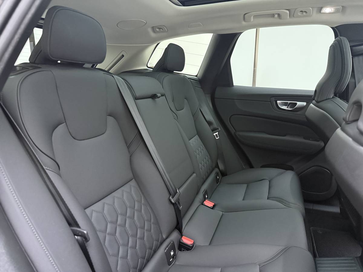 Volvo XC60 Volvo XC60 T6 350pk AWD Ultra Dark / Luchtvering / Trekhaak / Head-Up / 360 Camera / 20” / Full-LED / Lederen Dashboard / Elektr. Stoelen /