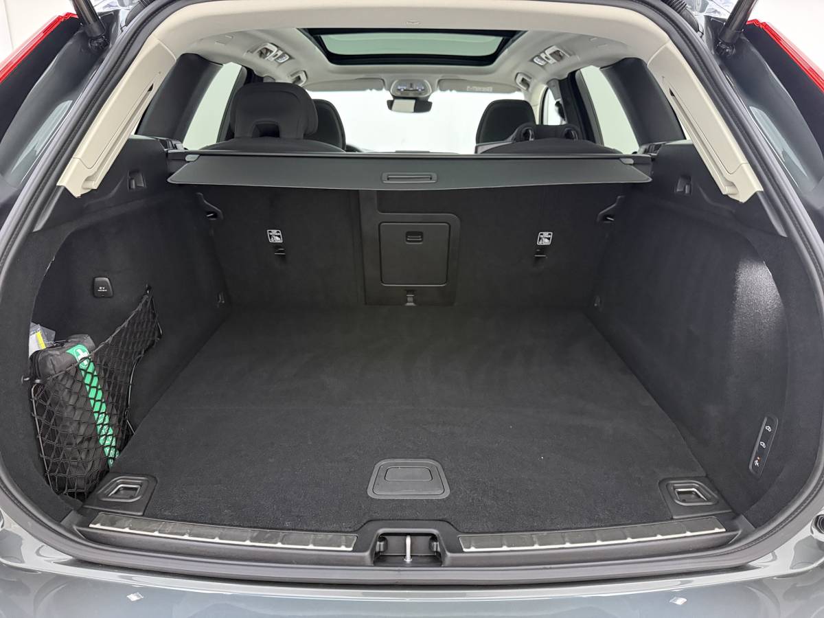 Volvo XC60 Volvo XC60 T6 350pk AWD Ultra Dark / Luchtvering / Trekhaak / Head-Up / 360 Camera / 20” / Full-LED / Lederen Dashboard / Elektr. Stoelen /