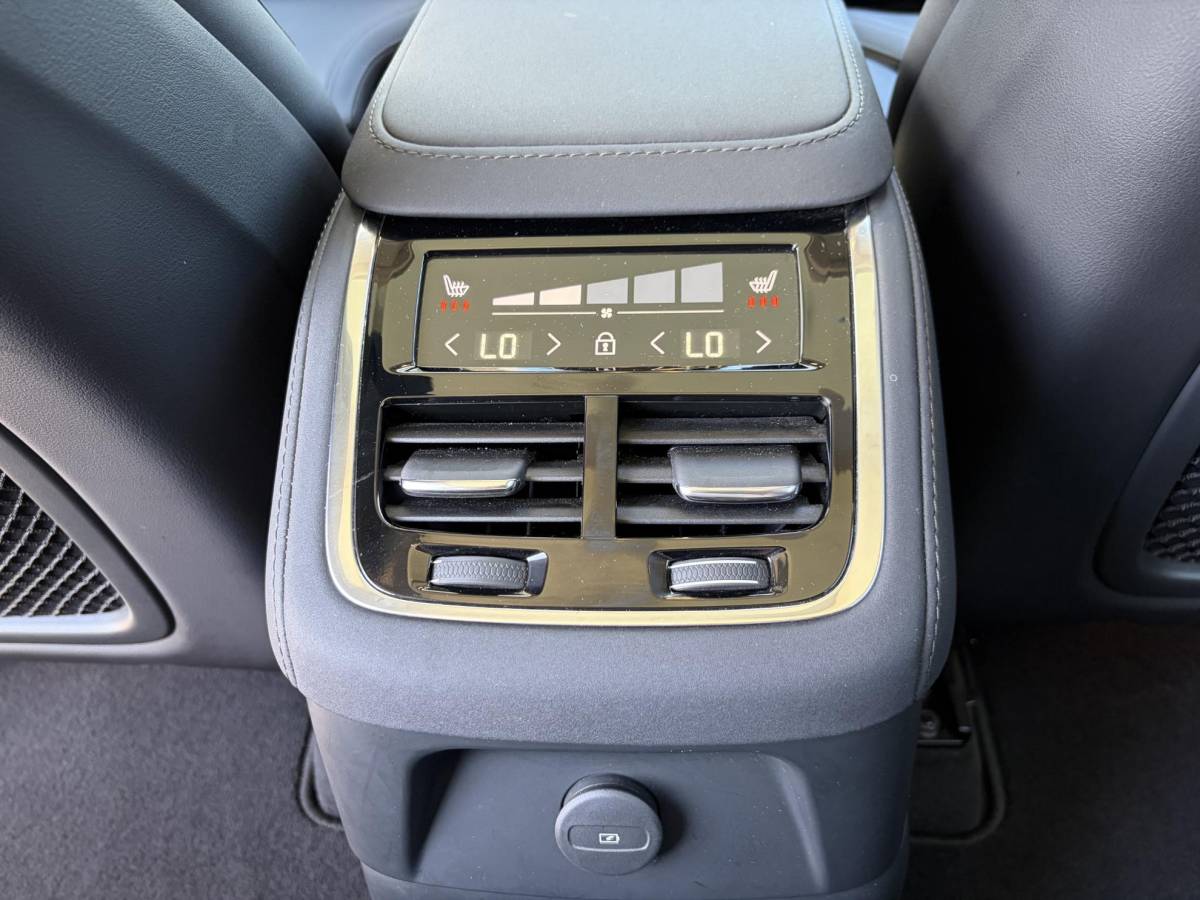 Volvo XC90 Volvo XC90 2.0 T8 Plug-in hybrid AWD Plus Dark FABRIEKSGARANTIE TM 06-2027 | STOEL STUURVERWARMING | ACHTERBANK VERWARMD | 7 PERSOONS | MEM. SEATS | ELEK. STOELEN | ALL IN PRIJS |