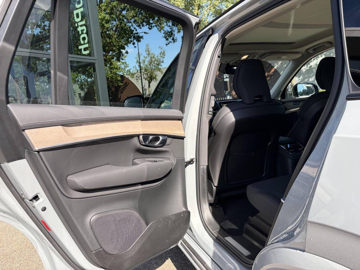 Volvo XC90 Volvo XC90 2.0 T8 Plug-in hybrid AWD Plus Dark FABRIEKSGARANTIE TM 06-2027 | STOEL STUURVERWARMING | ACHTERBANK VERWARMD | 7 PERSOONS | MEM. SEATS | ELEK. STOELEN | ALL IN PRIJS |