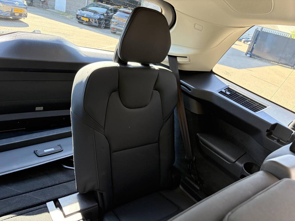 Volvo XC90 Volvo XC90 2.0 T8 Plug-in hybrid AWD Plus Dark FABRIEKSGARANTIE TM 06-2027 | STOEL STUURVERWARMING | ACHTERBANK VERWARMD | 7 PERSOONS | MEM. SEATS | ELEK. STOELEN | ALL IN PRIJS |