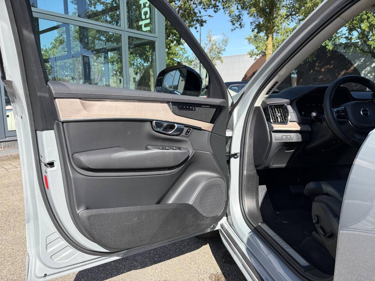 Volvo XC90 Volvo XC90 2.0 T8 Plug-in hybrid AWD Plus Dark FABRIEKSGARANTIE TM 06-2027 | STOEL STUURVERWARMING | ACHTERBANK VERWARMD | 7 PERSOONS | MEM. SEATS | ELEK. STOELEN | ALL IN PRIJS |