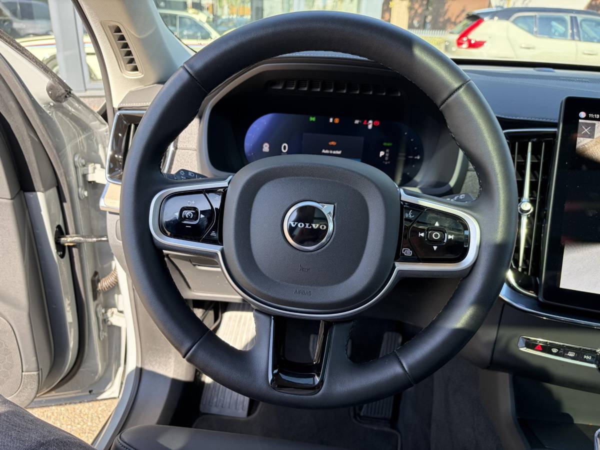 Volvo XC90 Volvo XC90 2.0 T8 Plug-in hybrid AWD Plus Dark FABRIEKSGARANTIE TM 06-2027 | STOEL STUURVERWARMING | ACHTERBANK VERWARMD | 7 PERSOONS | MEM. SEATS | ELEK. STOELEN | ALL IN PRIJS |