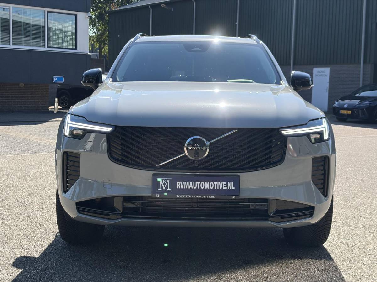 Volvo XC90 Volvo XC90 2.0 T8 Plug-in hybrid AWD Plus Dark FABRIEKSGARANTIE TM 06-2027 | STOEL STUURVERWARMING | ACHTERBANK VERWARMD | 7 PERSOONS | MEM. SEATS | ELEK. STOELEN | ALL IN PRIJS |