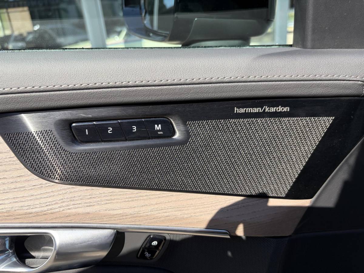 Volvo XC90 Volvo XC90 2.0 T8 Plug-in hybrid AWD Plus Dark FABRIEKSGARANTIE TM 06-2027 | STOEL STUURVERWARMING | ACHTERBANK VERWARMD | 7 PERSOONS | MEM. SEATS | ELEK. STOELEN | ALL IN PRIJS |