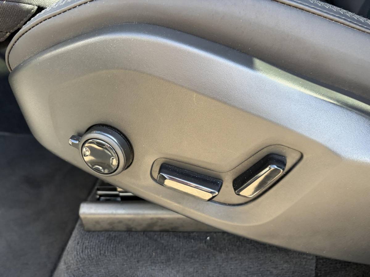 Volvo XC90 Volvo XC90 2.0 T8 Plug-in hybrid AWD Plus Dark FABRIEKSGARANTIE TM 06-2027 | STOEL STUURVERWARMING | ACHTERBANK VERWARMD | 7 PERSOONS | MEM. SEATS | ELEK. STOELEN | ALL IN PRIJS |