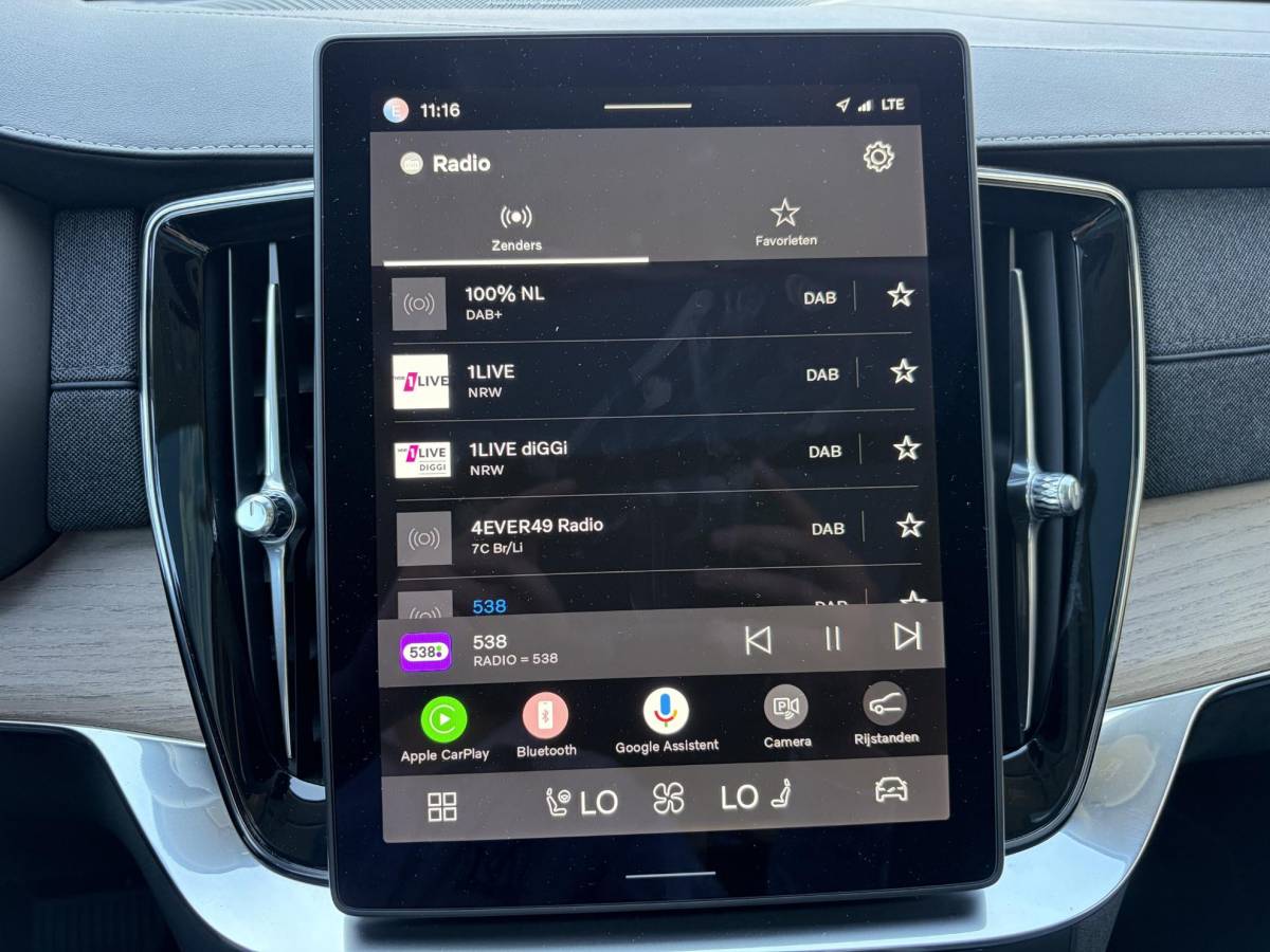 Volvo XC90 Volvo XC90 2.0 T8 Plug-in hybrid AWD Plus Dark FABRIEKSGARANTIE TM 06-2027 | STOEL STUURVERWARMING | ACHTERBANK VERWARMD | 7 PERSOONS | MEM. SEATS | ELEK. STOELEN | ALL IN PRIJS |