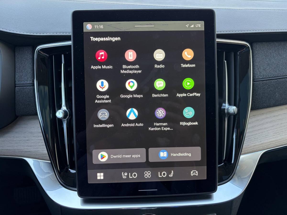 Volvo XC90 Volvo XC90 2.0 T8 Plug-in hybrid AWD Plus Dark FABRIEKSGARANTIE TM 06-2027 | STOEL STUURVERWARMING | ACHTERBANK VERWARMD | 7 PERSOONS | MEM. SEATS | ELEK. STOELEN | ALL IN PRIJS |