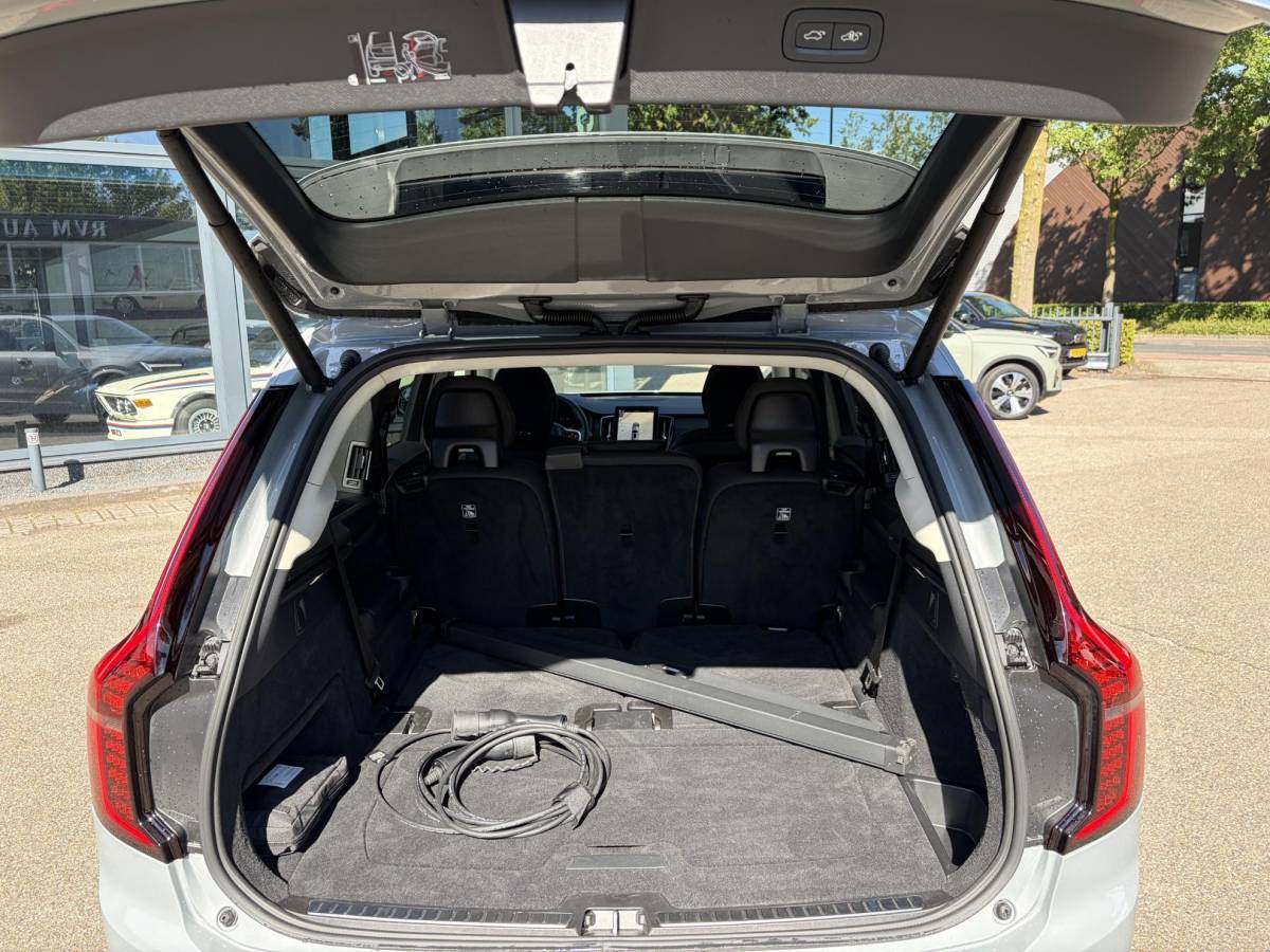 Volvo XC90 Volvo XC90 2.0 T8 Plug-in hybrid AWD Plus Dark FABRIEKSGARANTIE TM 06-2027 | STOEL STUURVERWARMING | ACHTERBANK VERWARMD | 7 PERSOONS | MEM. SEATS | ELEK. STOELEN | ALL IN PRIJS |