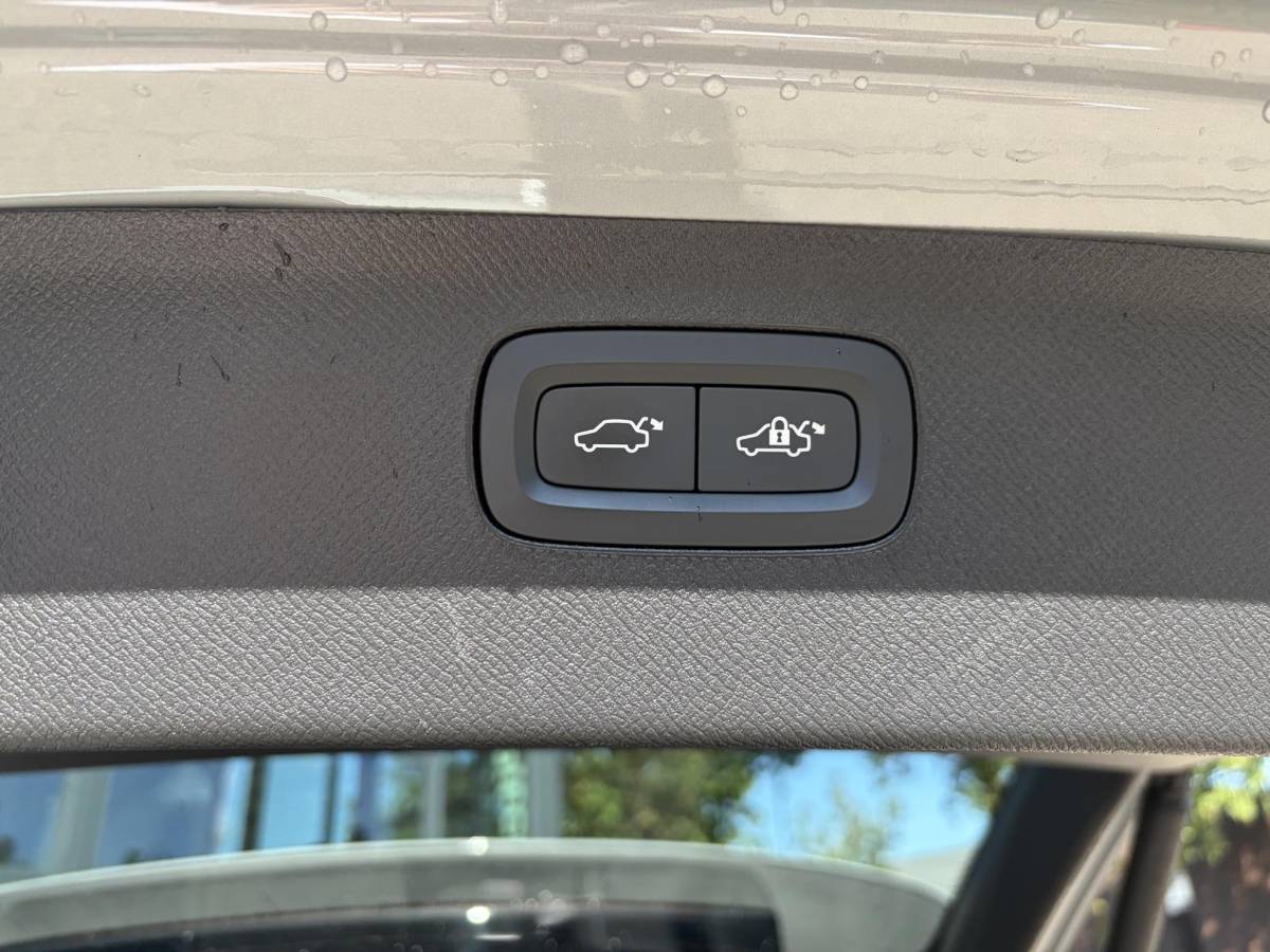 Volvo XC90 Volvo XC90 2.0 T8 Plug-in hybrid AWD Plus Dark FABRIEKSGARANTIE TM 06-2027 | STOEL STUURVERWARMING | ACHTERBANK VERWARMD | 7 PERSOONS | MEM. SEATS | ELEK. STOELEN | ALL IN PRIJS |