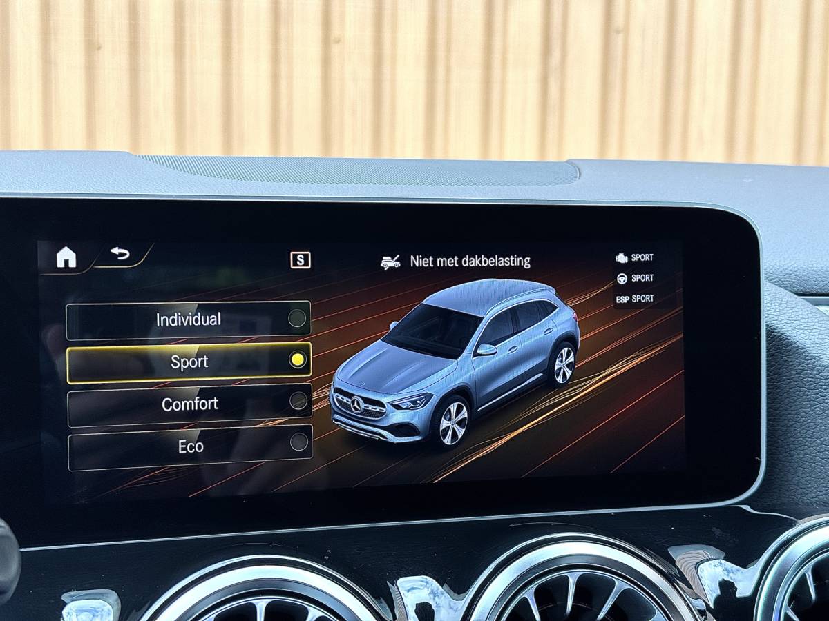 Mercedes-Benz GLA Mercedes-Benz GLA-klasse 200 Business Solution AMG | Origineel Nederlands | 1e Eigenaar | Panoramadak | Elektrische Trekhaak | Multibeam Led | Camera | Memory Seats | Stoelverwarming |