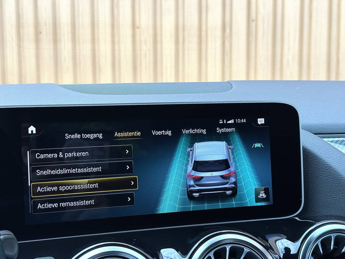Mercedes-Benz GLA Mercedes-Benz GLA-klasse 200 Business Solution AMG | Origineel Nederlands | 1e Eigenaar | Panoramadak | Elektrische Trekhaak | Multibeam Led | Camera | Memory Seats | Stoelverwarming |